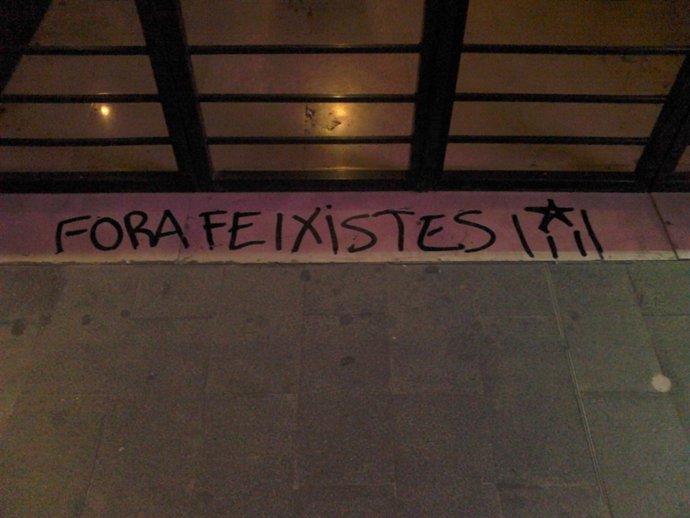 Una de las pintadas en la puerta de la sede de UPyD en Valencia