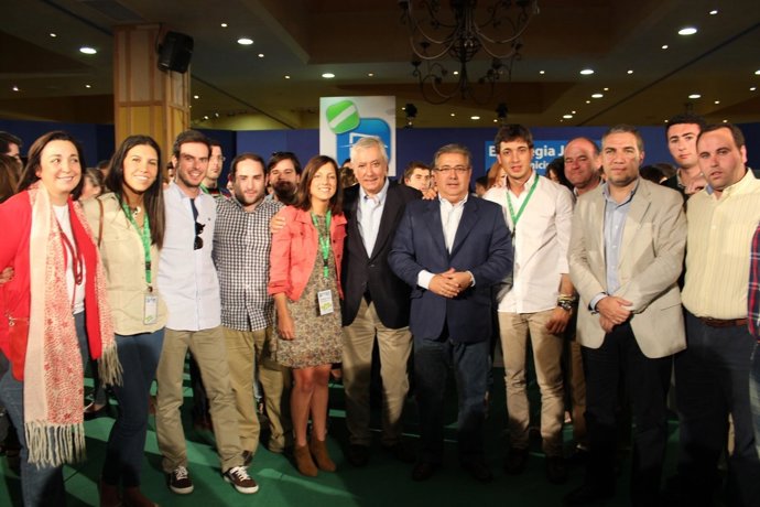 Arenas y Zoido con Bendodo y  dirigentes NNGG de Andalucía