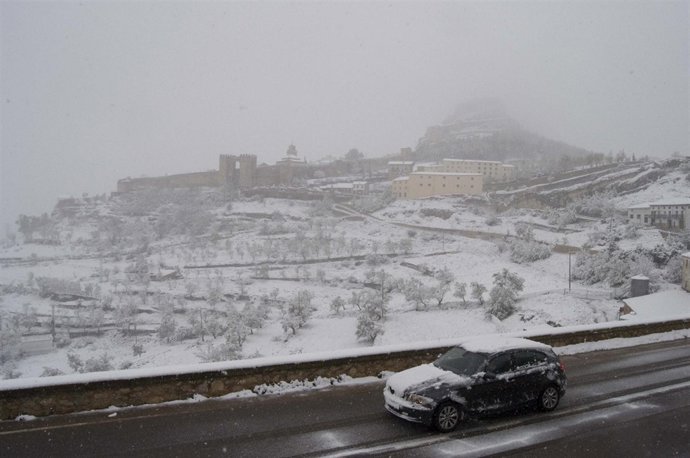 Vista de Morella nevada este domingo, 28 de abril