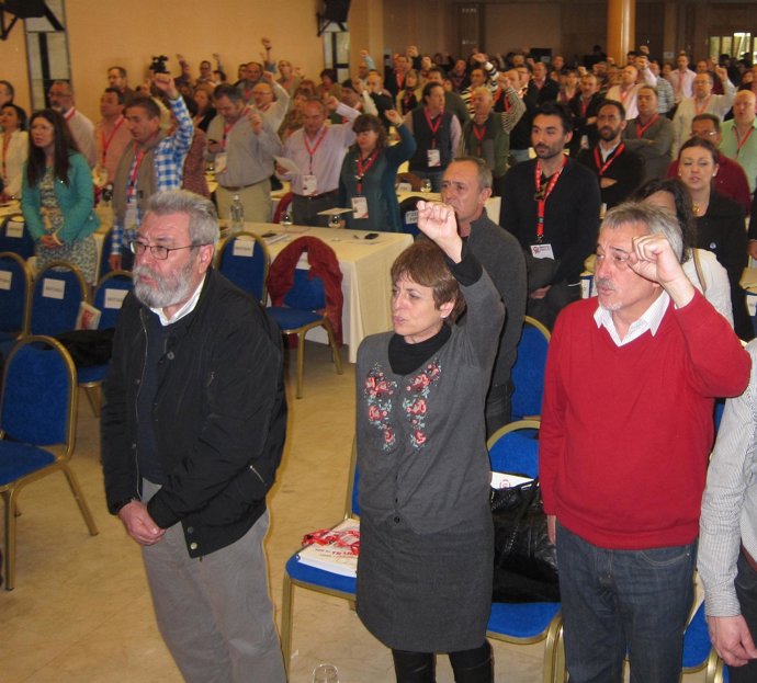 El secretario general de UGT canta La Internacional en el el Congreso de CyL