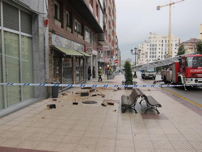 Zona del desprendimiento de la fachada, acordonada.