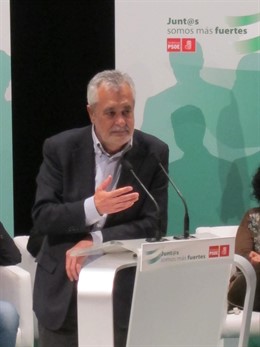 Griñán apoyado en el atril durante su intervención