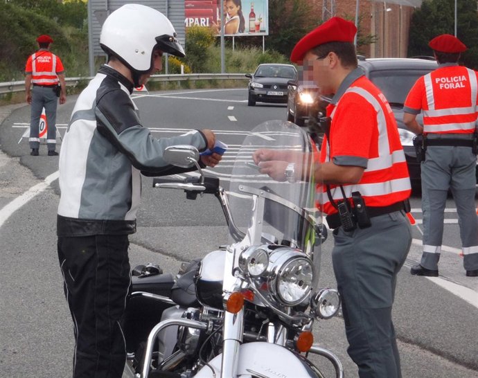 Control de motocicletas de la Policía Foral       
