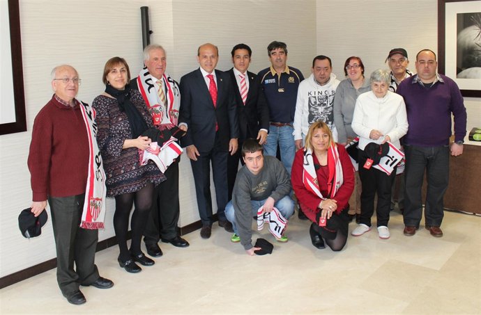 Visita de José María del Nido al centro de Feafes-El Puente