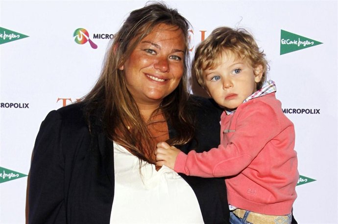Caritina Goyanes con su hijo