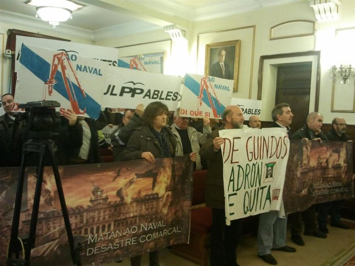 Protesta en el pleno municipal de Ferrol
