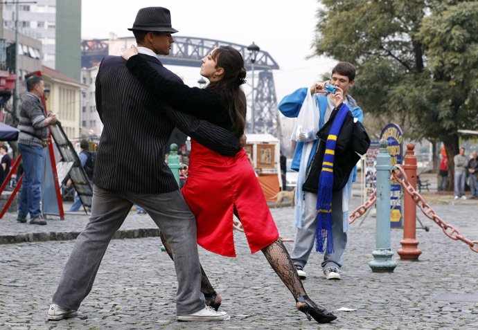 Una Pareja Baila Un Tango En La Calle Mientras Un Turista Les Hace Una Foto