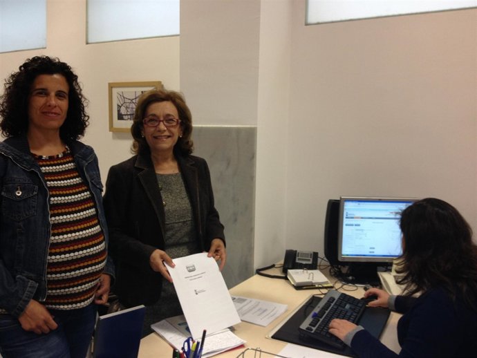 La presidenta del PP de Alcalá de Guadaíra, a la derecha, deja las propuestas. 