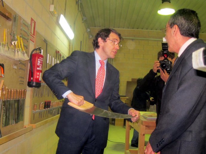Fernández Mañueco en un taller de oficios en Salamanca