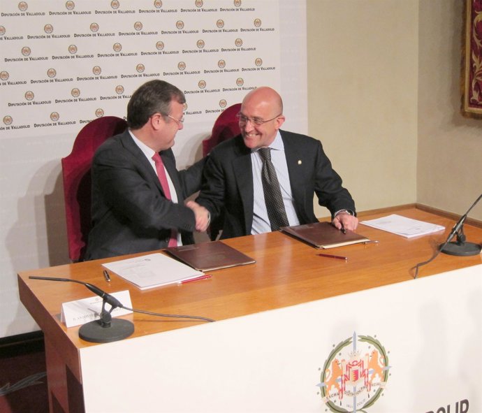 Antonio Silván estrecha la mano de Jesús Julio Carnero