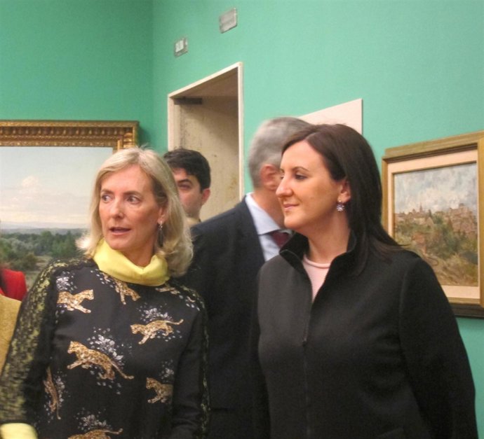 La consellera María José Català (derecha) junto a la directora   