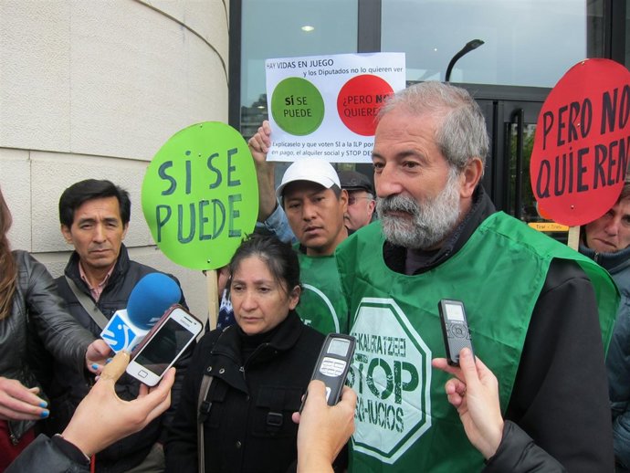 Protesta de la PAH contra una subasta de una vivienda en Ansoáin.