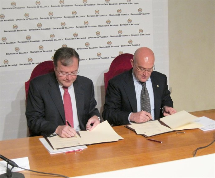 Antonio Silván firma un convenio junto a Jesús Julio Carnero