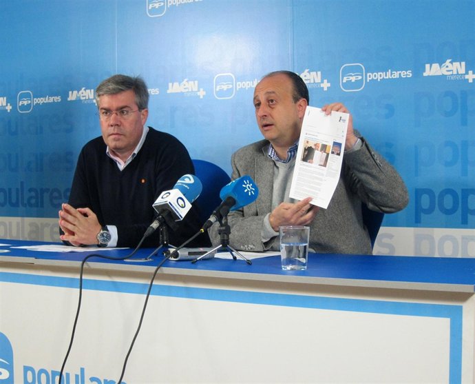 Robles, junto a Fernández de Moya, muestra un documento sobre la deducción.
