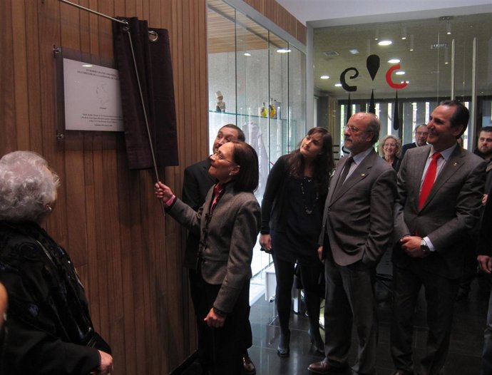 La viuda de Fernando Pérez descubre la placa en la Escuela de Cocina