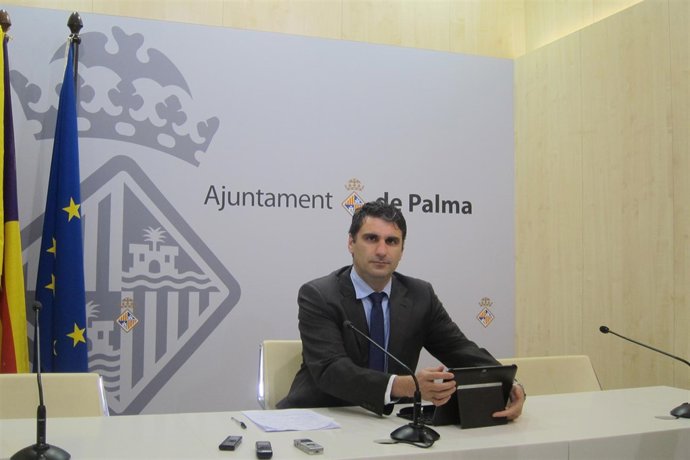 El teniente de alcalde de Economía, Julio Martínez