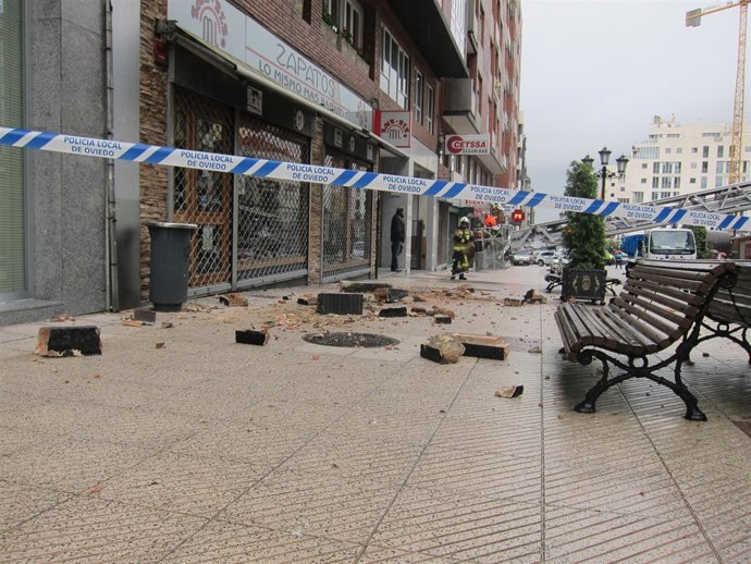 Zona acordonada donde cayó la cornisa.