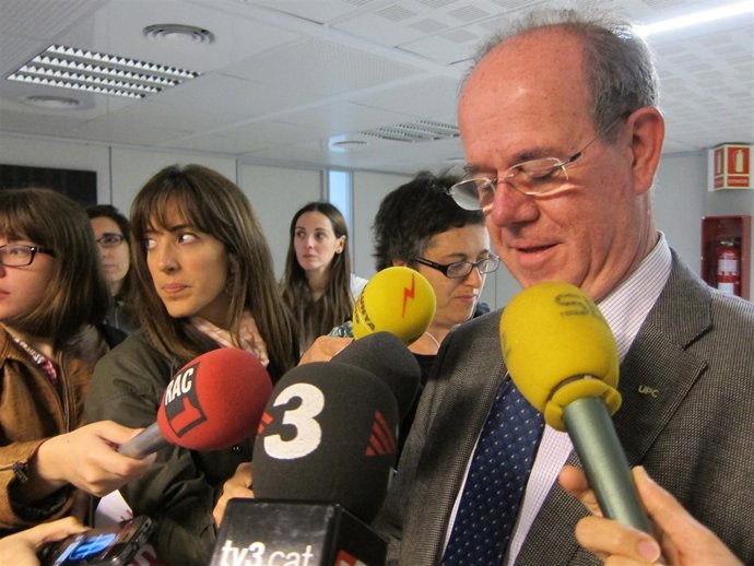Antoni Giró (rector de la UPC) en atención a los medios tras el Consejo Social