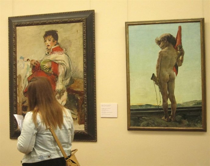 Visitante en el Museo San Pío V de Valencia