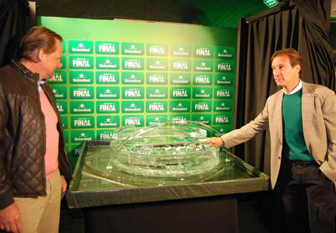 Schuster y Alfonso Pérez con la escultura de hielo