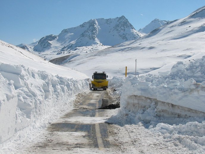 Las quitanieves están despejando las carreteras