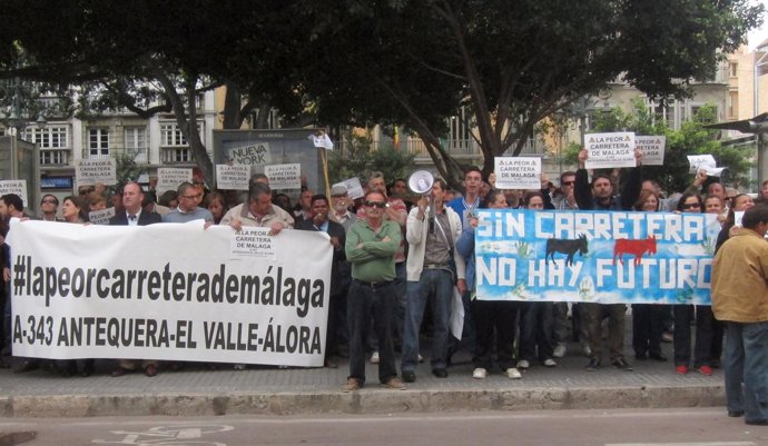 Alcaldes y vecinos del Valle protestan ante la delegación de la Junta en Málaga