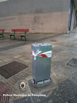 Daños en el soporte de un parquímetro.