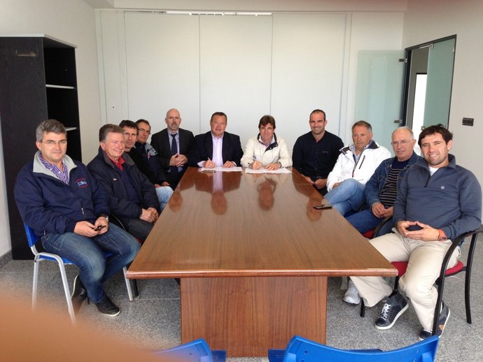 Firma del convenio con la cofradía