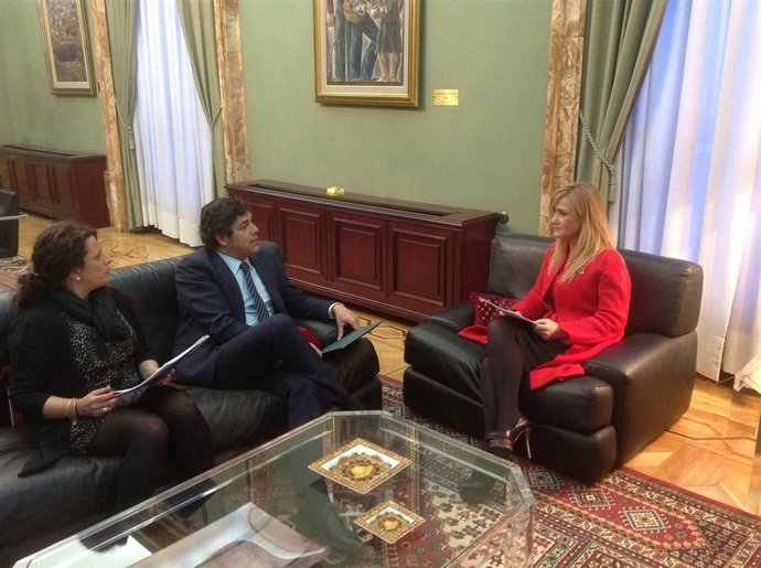 Cristina Cifuentes y representantes de Collado Villalba