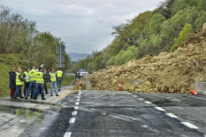 Imagen del desprendimiento de tierra en la N-121-A. 