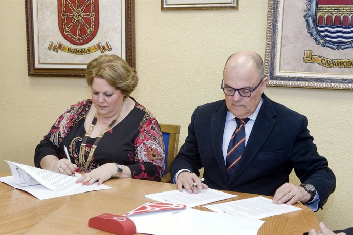 Mª José Lasterra y el consejero Zarraluqui en el la firma del convenio.