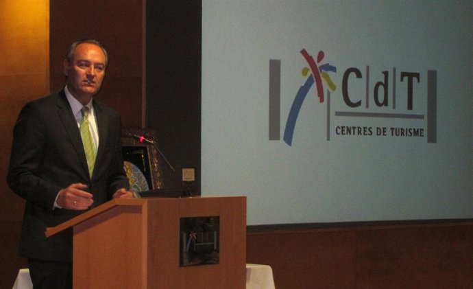 Fabra tras recibir el 'Premio Cavanilles de Turismo' otorgado a la Red de CdT.