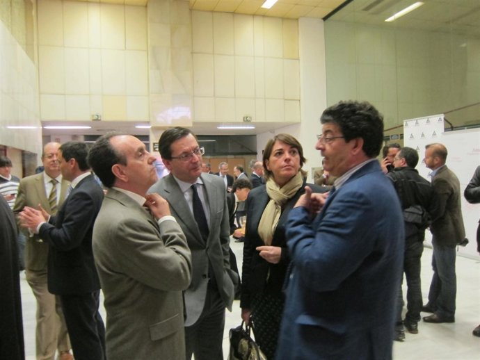 Elena Cortés con Diego Valderas y Rafael Rodríguez en Sevilla