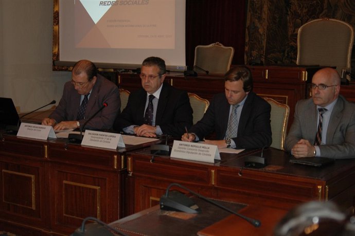 Fuentes (2º izda.) durante la inauguración