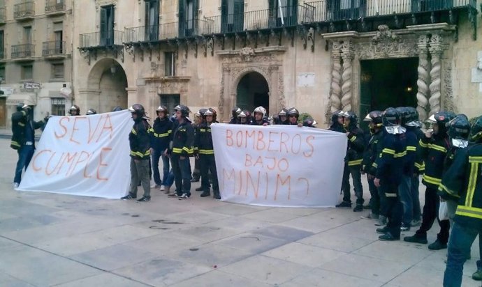Protesta de los bomberos de Alicante a las puertas del Ayuntamiento