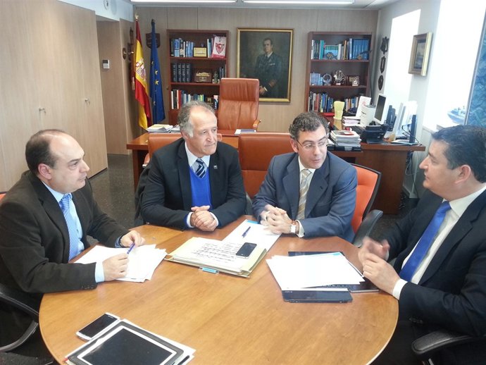 Representantes del PP de Cádiz con el secretario general de Pesca