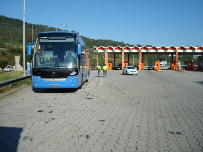 Autobús Localizado En La Autopista En Pontevedra.