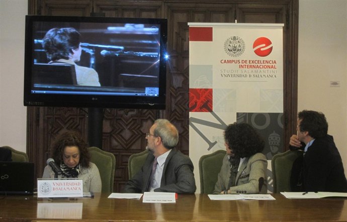 El rector sigue una grabación de los juicios a las Juntas Militares argentinas