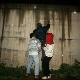 Inmigrantes intentan saltar el muro de la frontera en Melilla