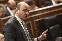 Guindos, preguntado sobre la pensión de Sáenz, recuerda que el Gobierno ha pedido "moderación"