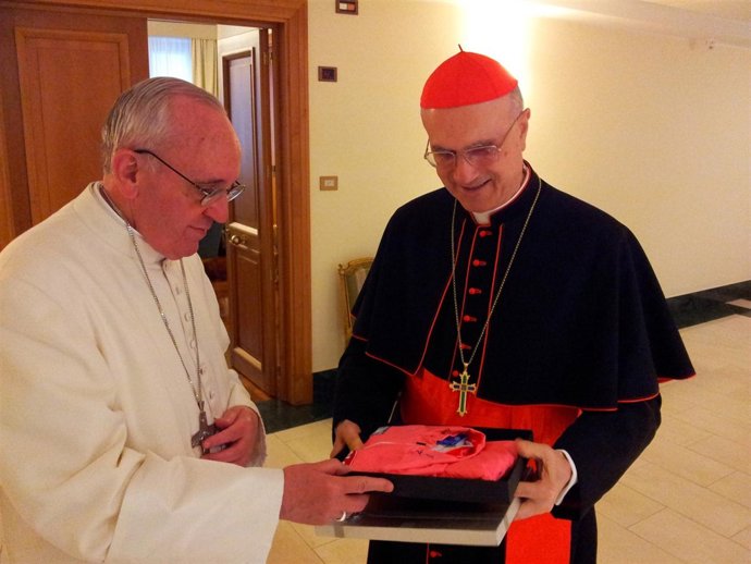 Papa Francisco bendiciendo la Maglia Rosa