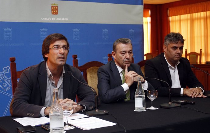 El presidente del Gobierno de Canarias, Paulino Rivero (centro)