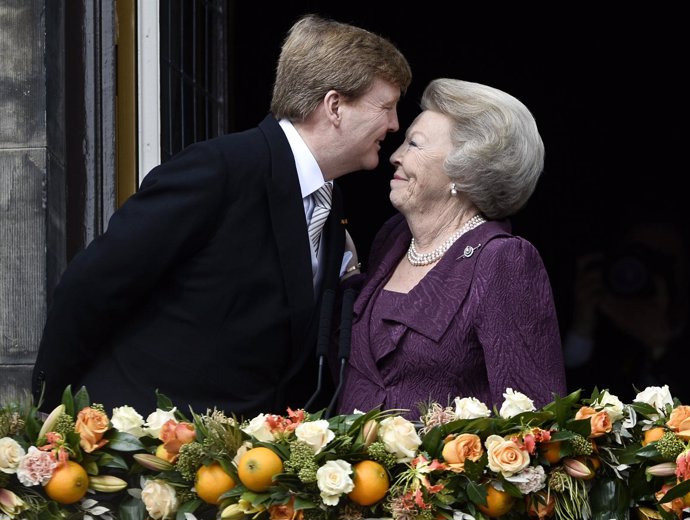 Guillermo de Holanda y su madre en el balcón tras la sucesión