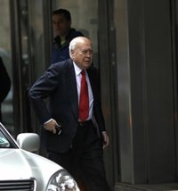 La tesorera del PP contacta con la familia de Álvaro Lapuerta para interesarse por su salud tras sufrir una caída