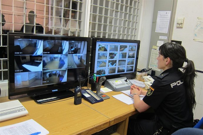 Sala De Vigilancia Del Centro De Internamiento De Extranjeros De Aluche