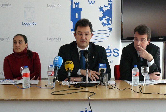 El alcalde, al centro, junto a los ediles Miguel Ángel Recuenco y Beatriz Tejero