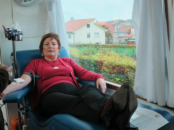 La conselleira de Sanidade dona sangre en una unidad del CTG