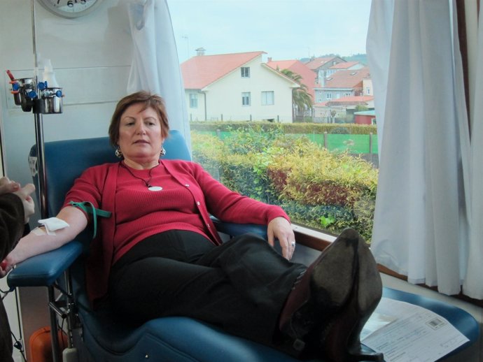 La conselleira de Sanidade dona sangre en una unidad del CTG