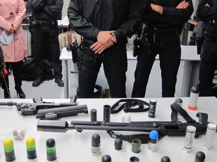 Una lanzadora de los antidisturbios de Mossos