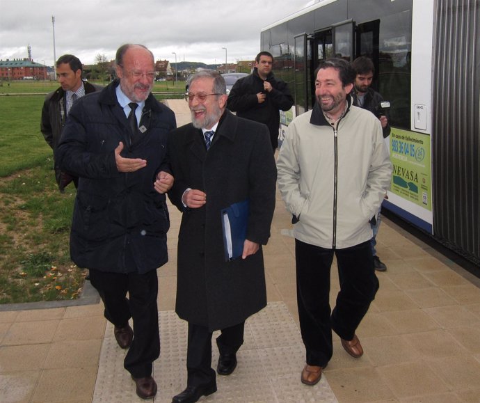 El alcalde de Valladolid, junto al rector de la UVA y el gerente de Auvasa